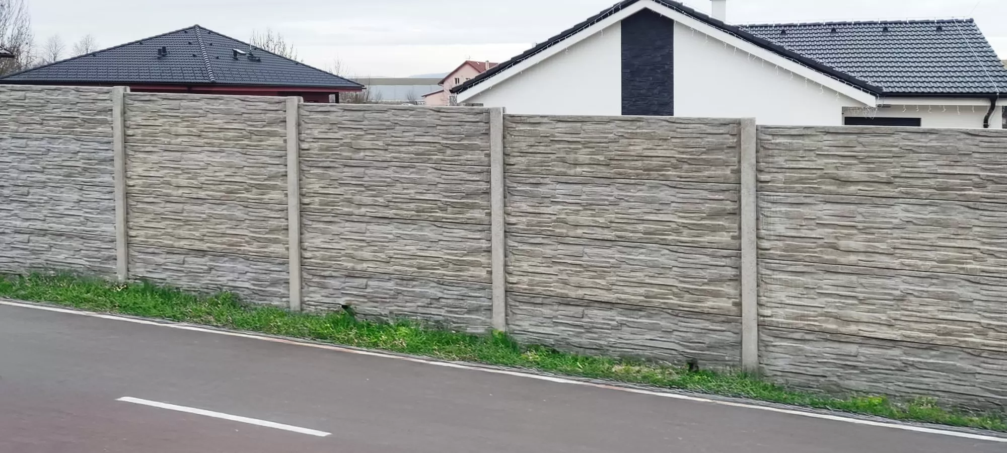 Chcete väčší pokoj v záhrade? Betónový plot vám poslúži ako ochrana pred ruchom cesty