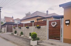 Čistenie betónového plotu: Ako ho zbaviť machu a zimnej špiny bez poškodenia?