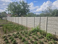 Betónový plot a podhrabové dosky: Nenápadný detail, ktorý zachráni vašu záhradu aj rozpočet