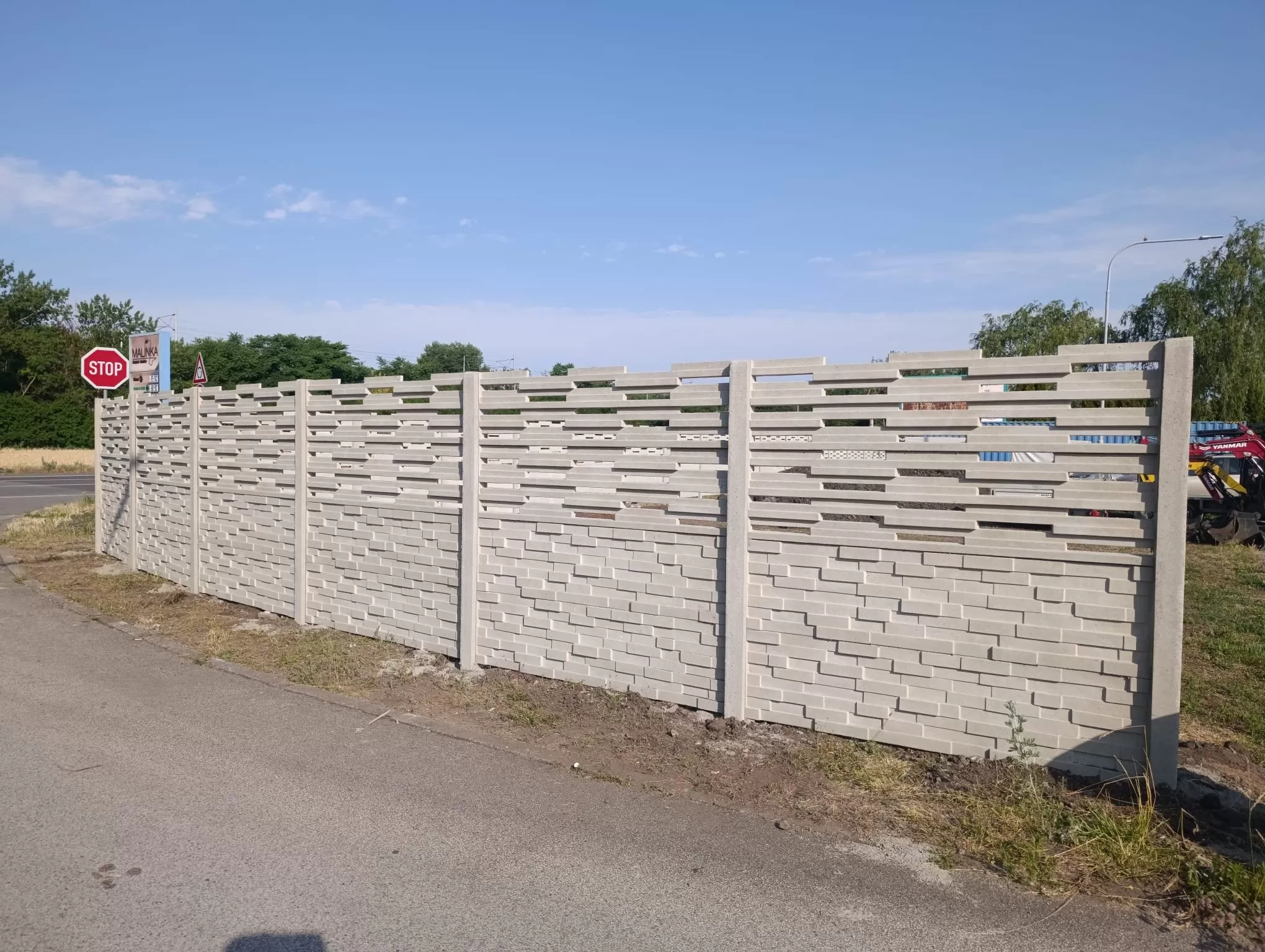 Stavba betónového plotu svojpomocne vs. montáž na kľúč?