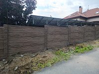 Biely povlak na novom betónovom plote?